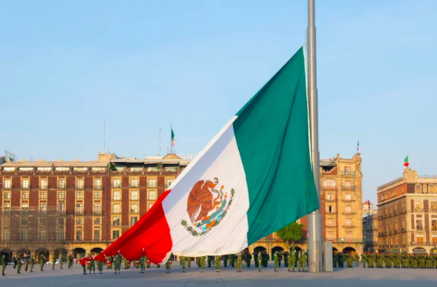 que-hacer-en-el-zocalo-bandera